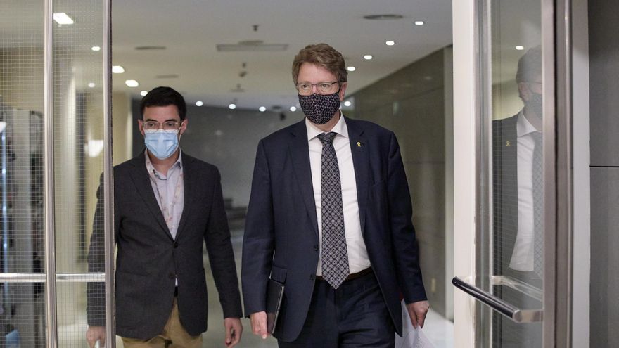 El portavoz del PDeCAT en el Congreso, Ferran Bel (d), se dirige a una rueda de prensa para presentar una iniciativa parlamentaria, a 29 de abril de 2021, en la Sala de Prensa del Congreso de los Diputados, Madrid, (España).