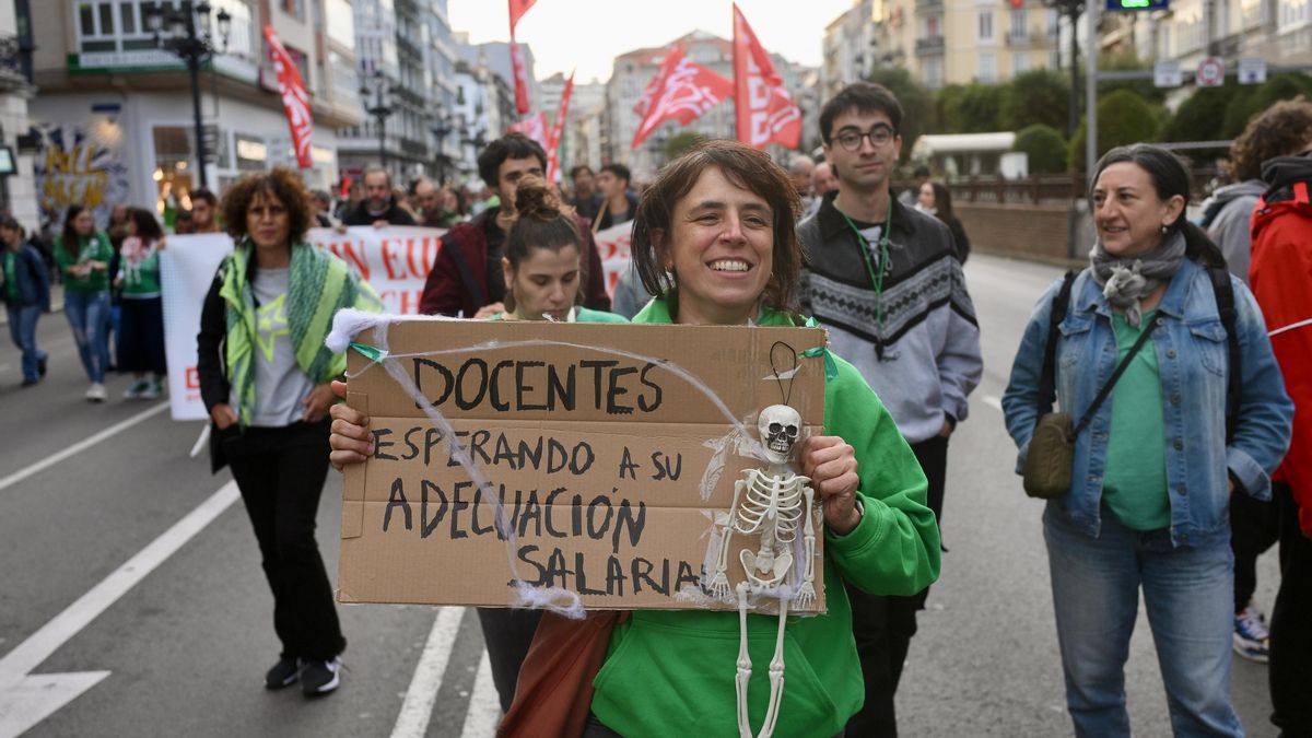 Los docentes cántabros anuncian una "nueva oleada" de movilizaciones por la adecuación salarial