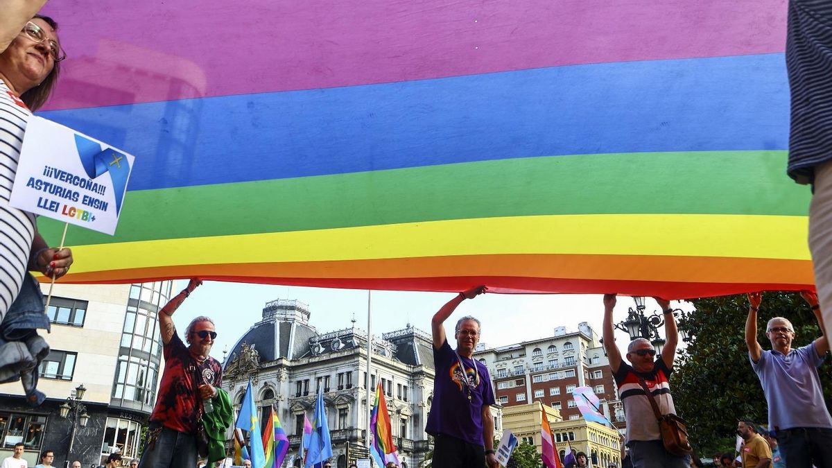 Una protesta en Oviedo para reivindicar la aprobación de la Ley LGTBI.