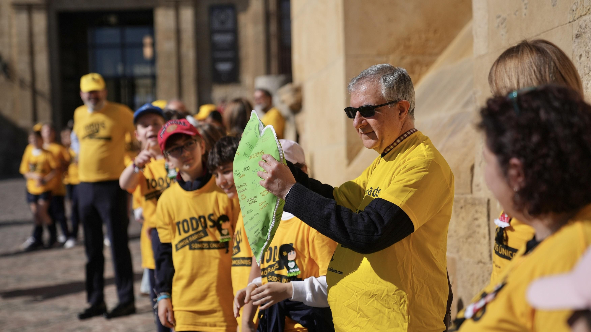 Córdoba abraza la Mezquita Catedral por las enfermedades raras