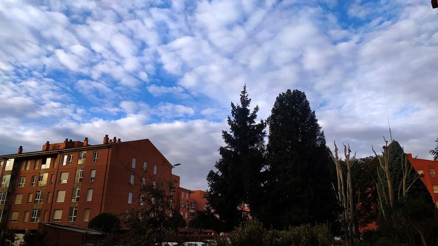 Cielos nubosos en el barrio de Eras de Renueva en León. // Uribe