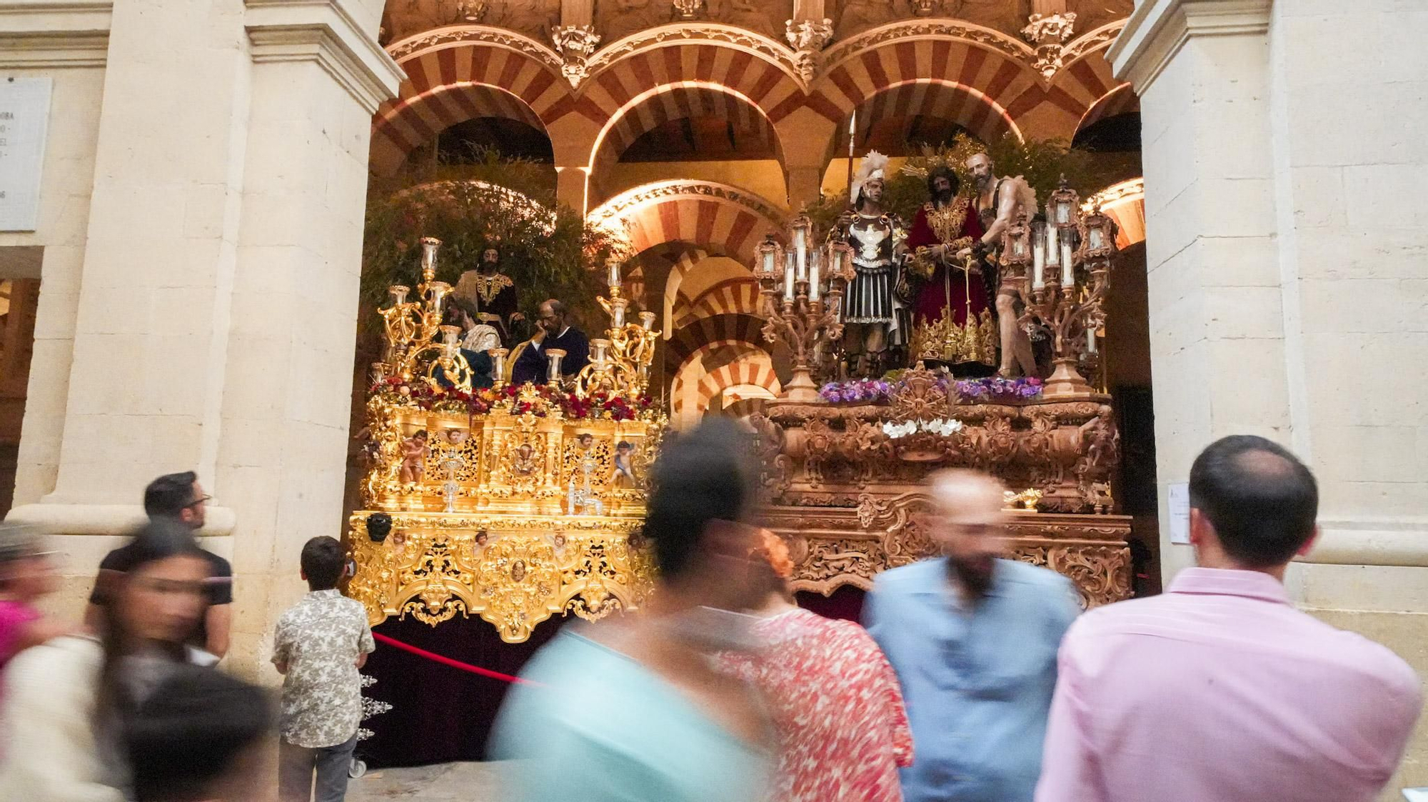Turistas visitan la Mezquita-Catedral, donde se exponen los pasos que participaron en el Vía Crucis Magno.