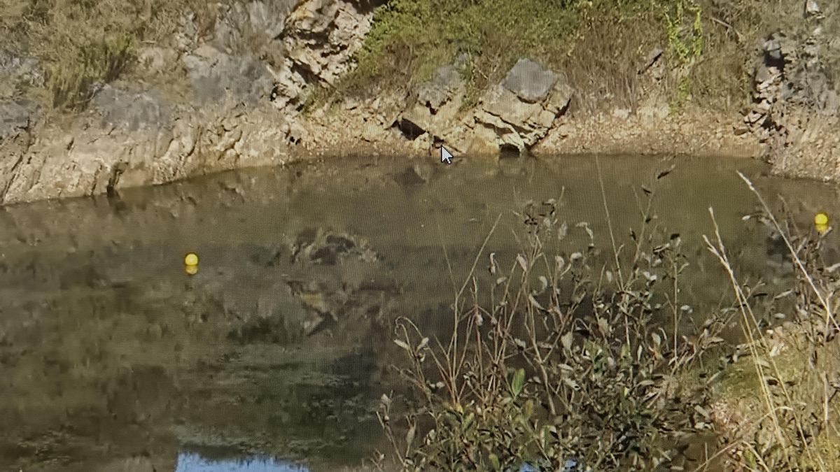 Los agentes intentarán encontrar pistas en los dos vehículos arrojados a la balsa de la bocamina en Berbes (Ribadesella).