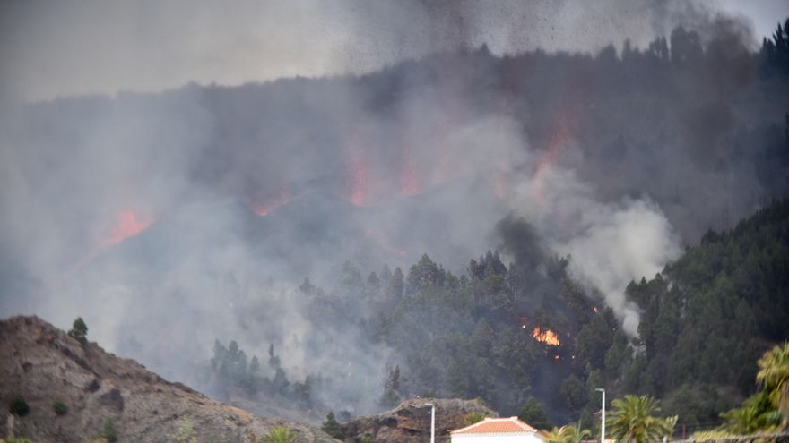 Una erupción volcánica ha comenzado esta tarde de domingo en los alrededores de Las Manchas, en El Paso (La Palma), después de que el complejo de la Cumbre Vieja acumulara miles de terremotos en la última semana, conforme el magma iba presionando el subsuelo en su ascenso. Las autoridades habían comenzado horas antes evacuar a las personas con problemas de movilidad en cuatro municipios. EFE/Miguel Calero