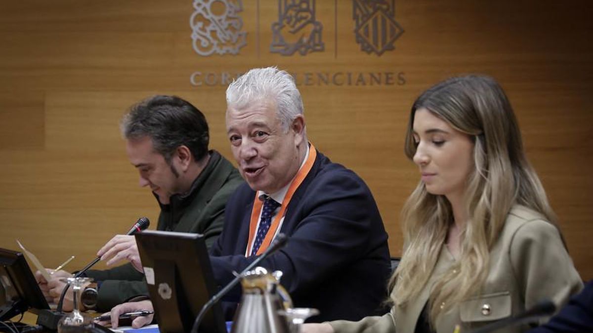 Un diputado de Compromís entrega al número dos de Educación un auto de la jueza de la dana y este responde: "No gaste papel"