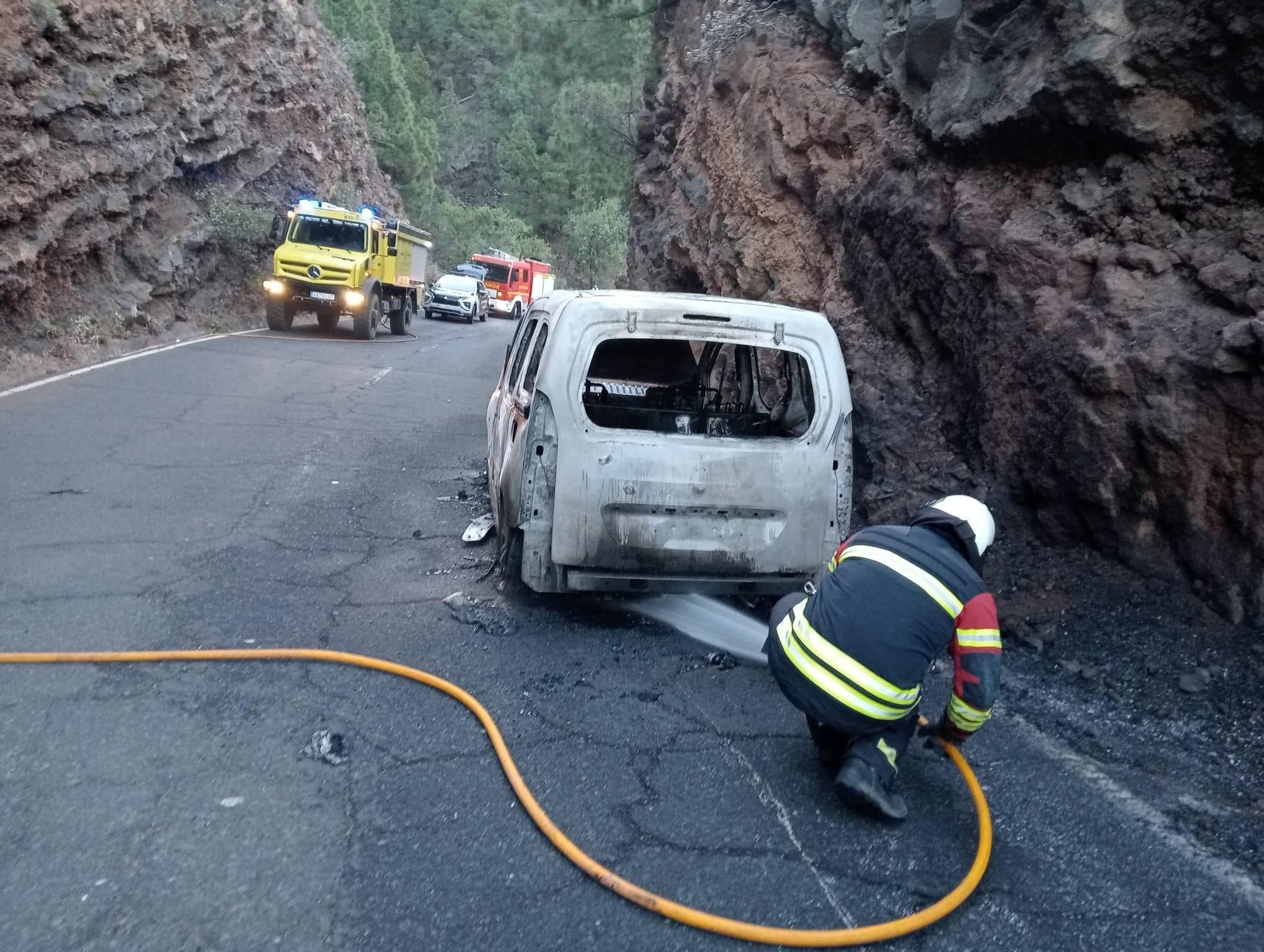 Un momento de la extinción de las llamas. BOMBEROS LA PALMA