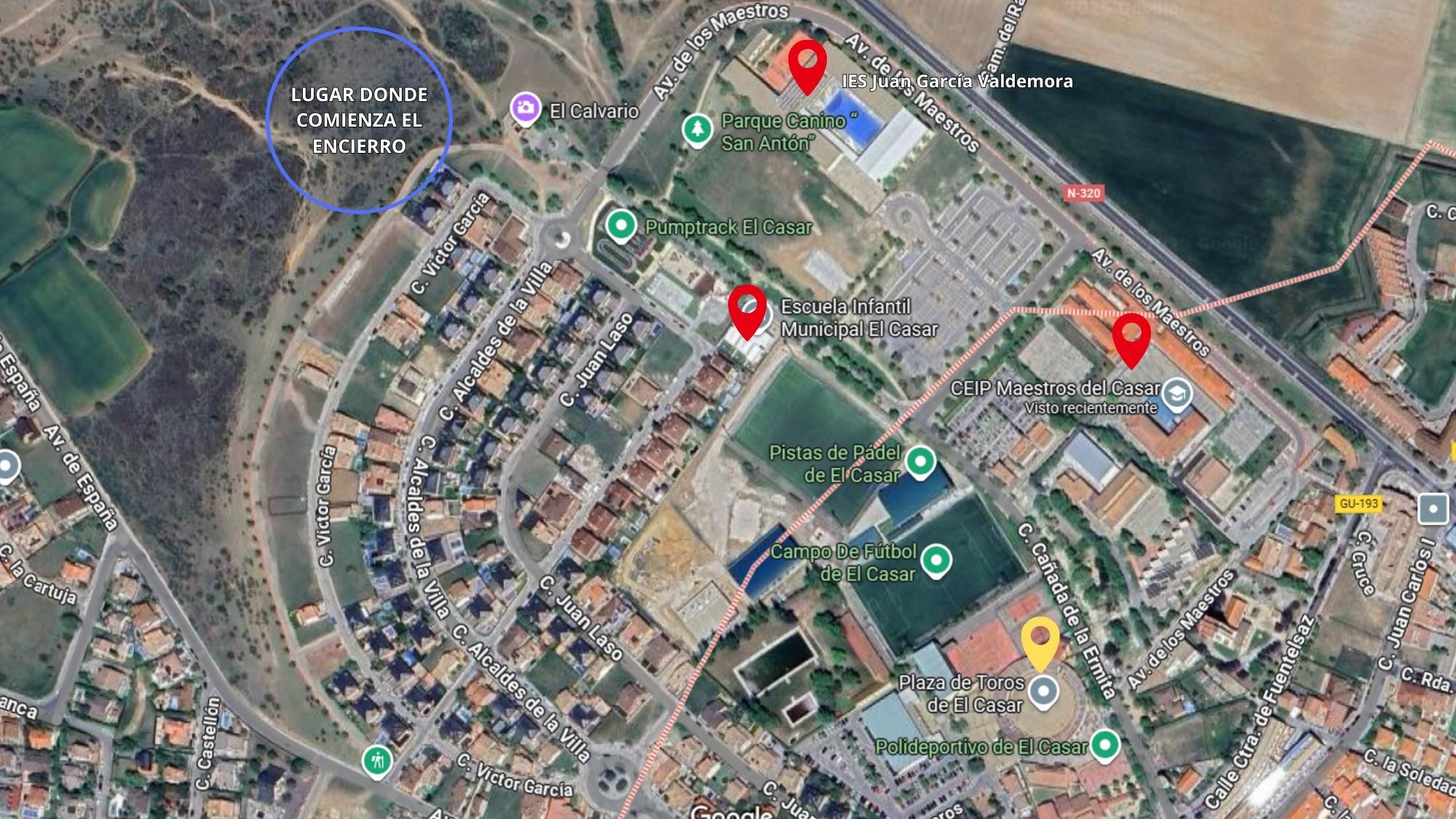 Ubicación del encierro del 11 de septiembre de El Casar (azul) en relación a los centros educativos (rojo). El lugar de finalización es la Plaza de Toros del municipio (amarillo)