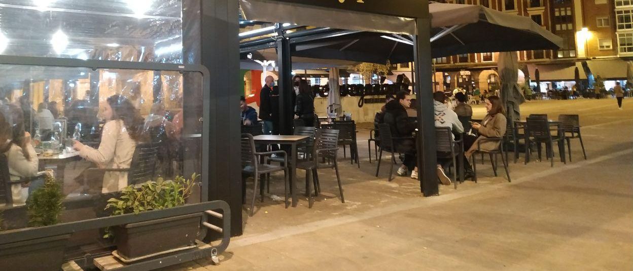 Terraza hostelera en la 'Plaza roja' de Torrelavega.