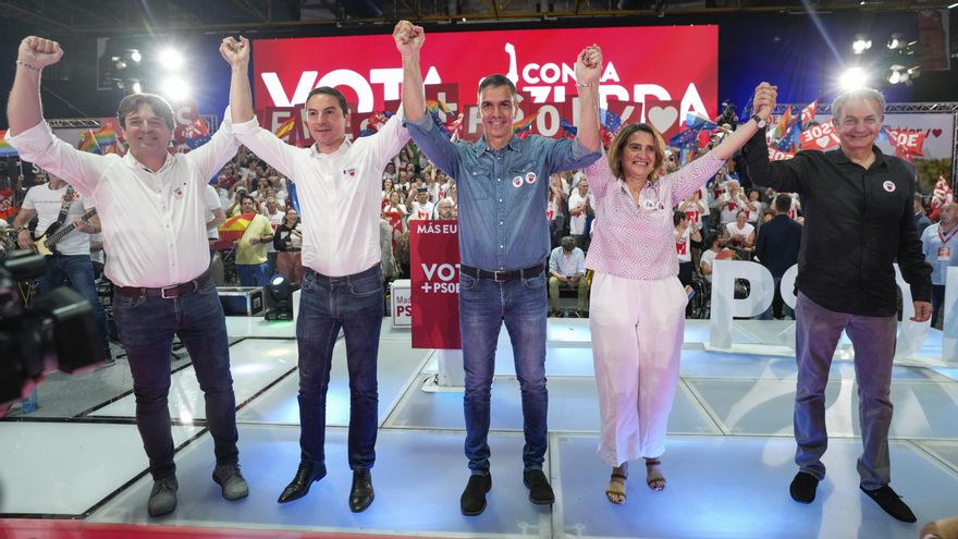 A la izquierda, el alcalde de Fuenlabrada, Javier Ayala, junto al presidente del Gobierno, Pedro Sánchez, en el cierre de campaña del PSOE para las elecciones europeas de junio de 2024.