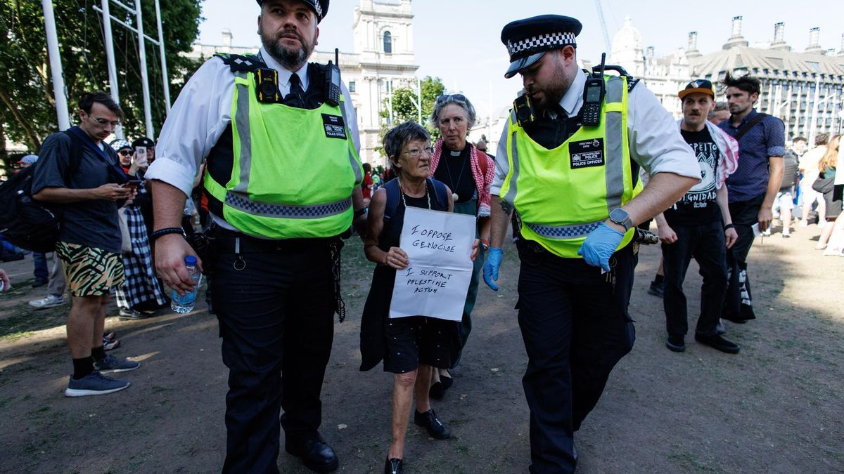 Una anciana detenida en la protesta de Palestine Action en Londres el 9 de agosto de 2025