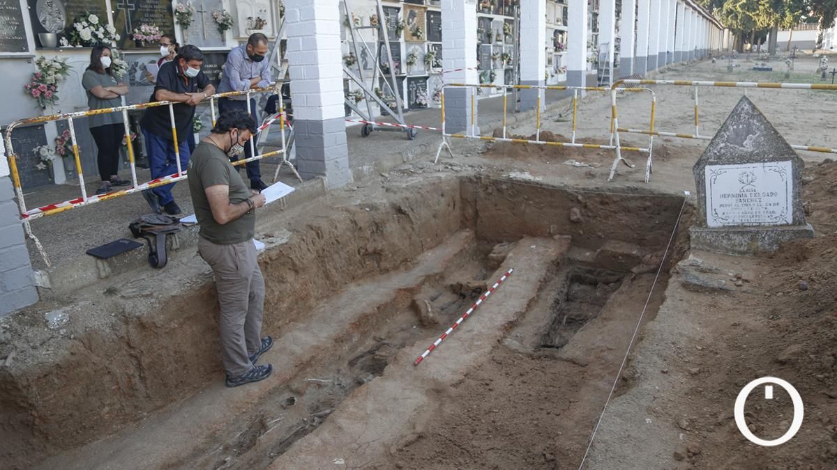 Fosa común en el cementerio de Hinojosa del Duque durante 2021