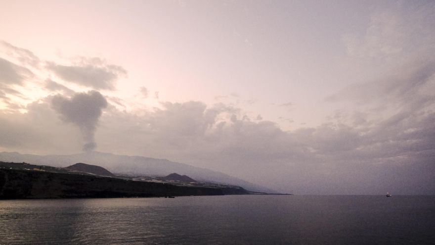Comienza el octavo día de la erupción volcánica en La Palma, a la espera de que en las próximas horas la colada volcánica llega al mar, de que está pendiente el buque Ramón Margalef, del Instituto Español Oceanográfico (IEO). EFE/Ángel Medina G.