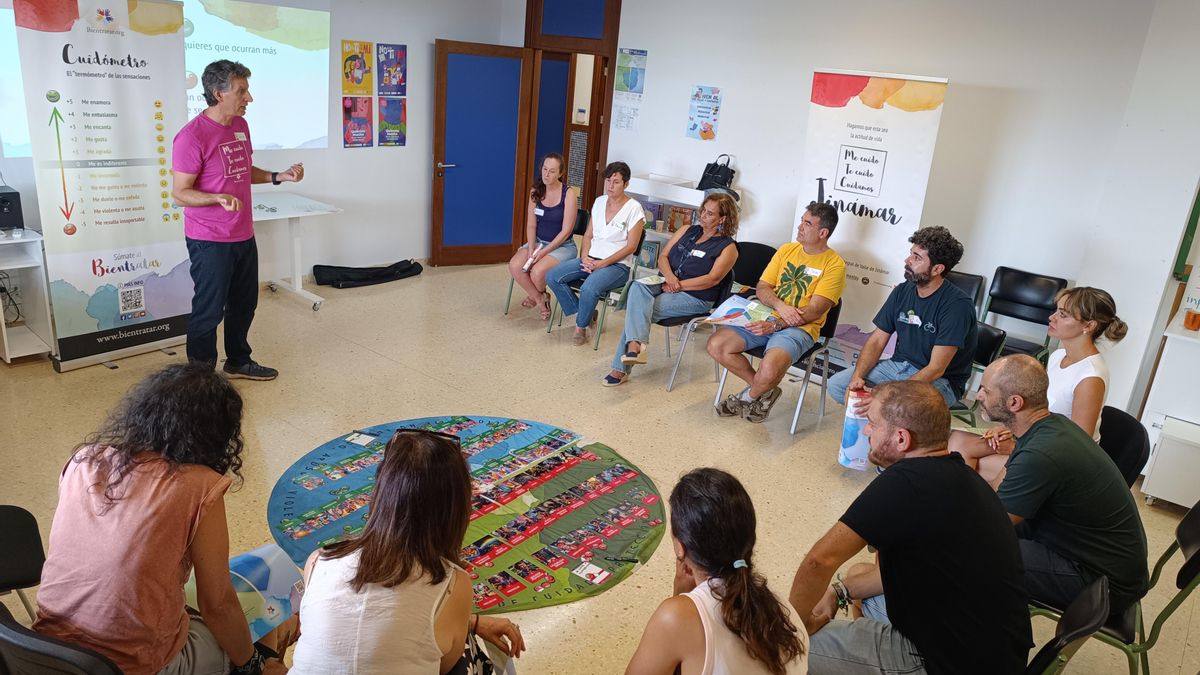 Arturo Boyra explica la dinámica del juego.