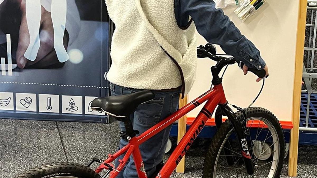 El Hospital Quirónsalud entrega a Madre Coraje juguetes recogidos en la campaña de Navidad