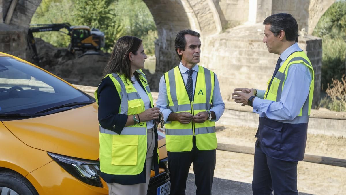 El consejero de Fomento y Movilidad de la Junta, Mario Muñoz-Atanet, y el alcalde de Córdoba, José María Bellido, visitan las obras bajo el puente romano_10