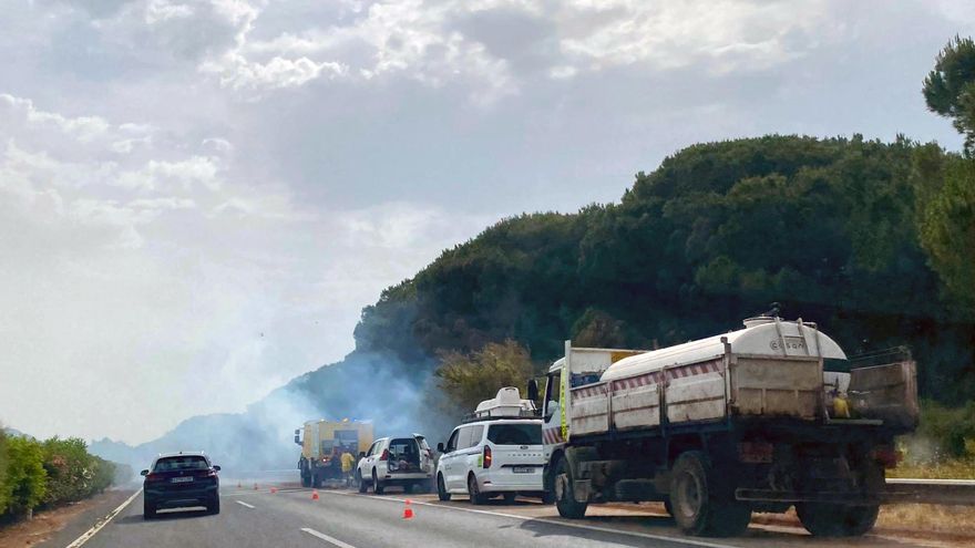 Estabilizado el incendio en Puerto Real (Cádiz) que ha provocado desalojos esta madrugada
