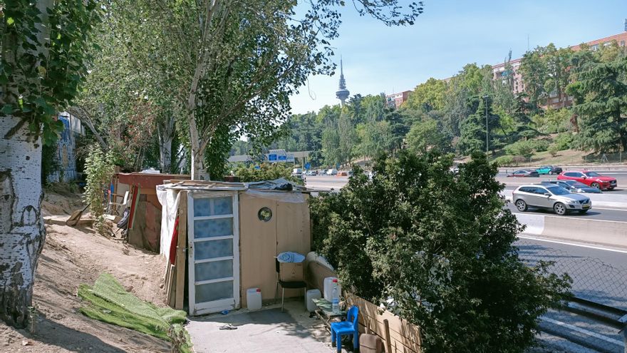 La vida en las chabolas de la M30 a 40 grados: "La gente te mira como si no existieras"