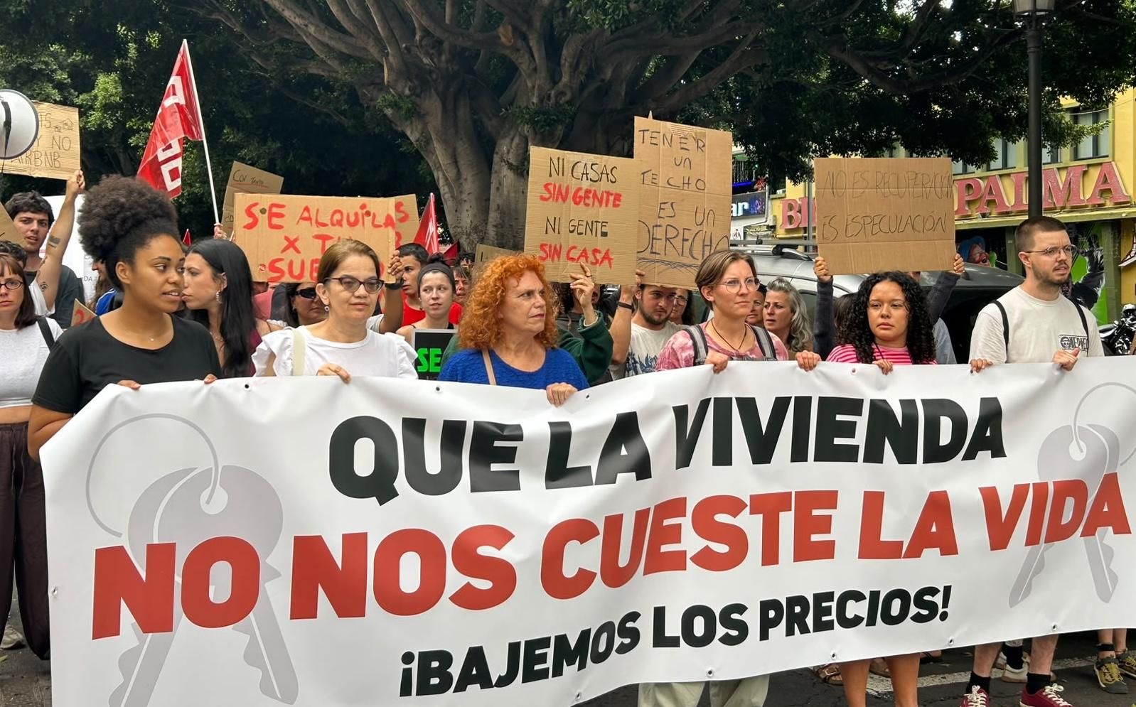 Manifestación este viernes en Los Llanos de Aridane para reclamar una vivienda digna. LA PALMA AHORA