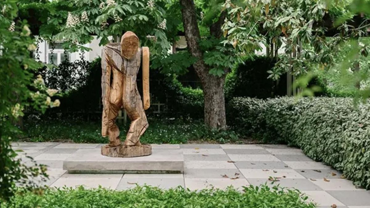 Sus piezas son híbridos teóricos que mezclan la tradición de la talla clásica con la crudeza del arte primitivo y tribal