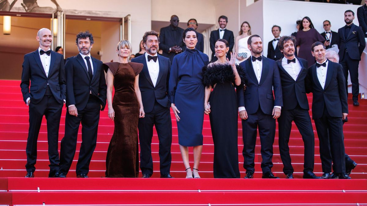 El equipo de la película durante el estreno en el Festival de Cannes. Imagen cedida por Movistar Plus +