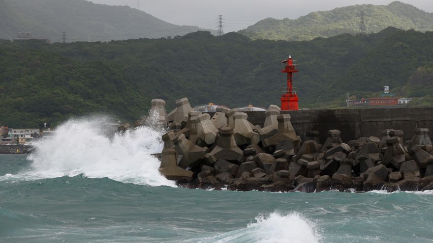 Taiwán rebaja su nivel de alerta tras el paso del supertifón Ragasa por el canal de Bashi