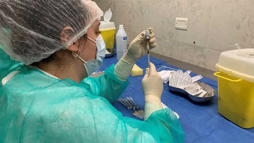 Una enfermera prepara una dosis de vacuna. EFE/Paula Bernabeú/Archivo