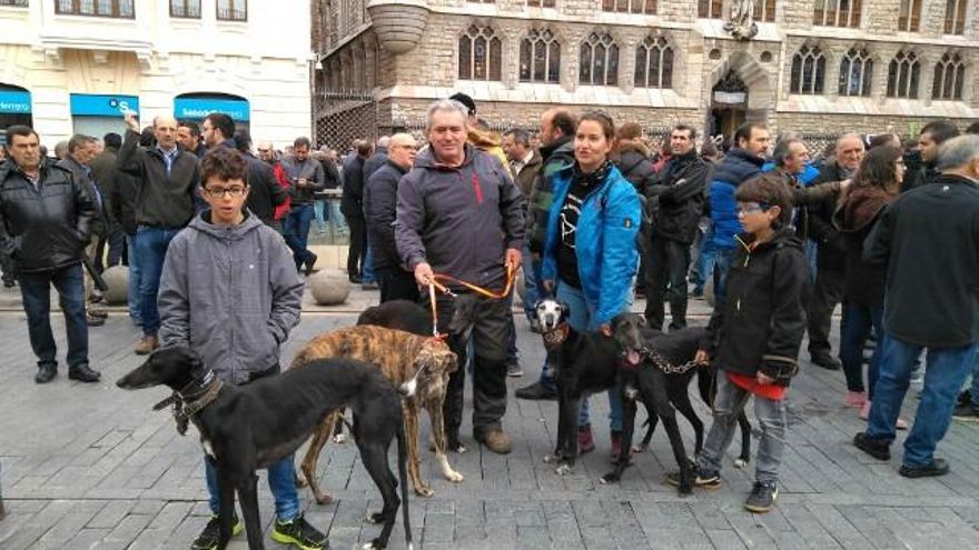 Cientos de cazadores se concentran en León para defender la actividad cinegética.
