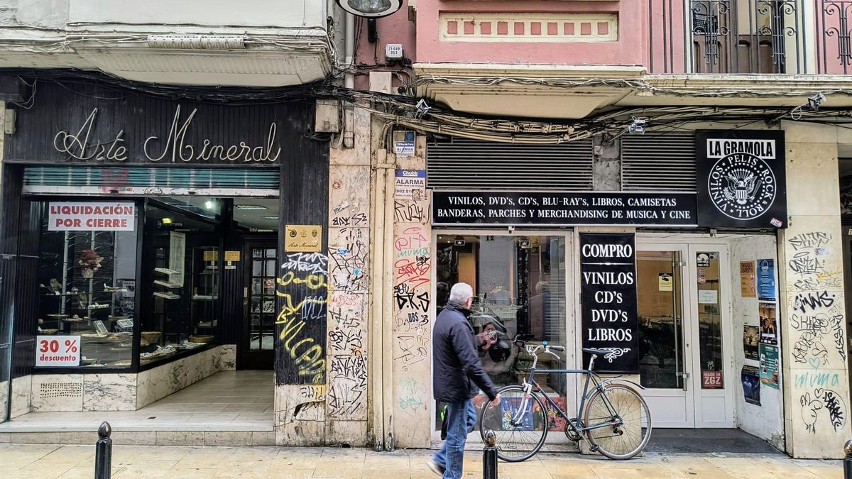 La tienda Arte Mineral, en Espoz y Mina, anuncia liquidación por cierre. A su lado, otro comercio clásico de vinilos, La Gramola. La dueña de Arte mIneral querría seguir, pero las exigencias de todo tipo para los autónomos, dice, desbordan sus posibilidades.