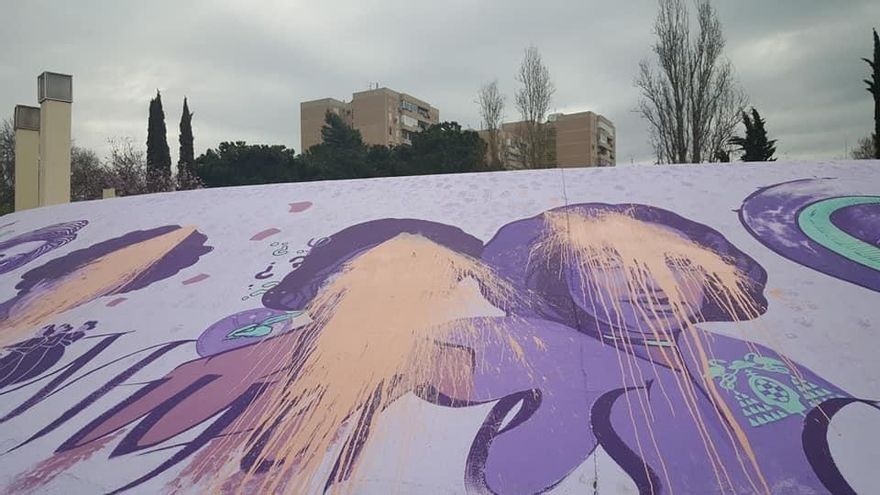 Un mural feminista en Alcalá de Henares (Madrid) amanece vandalizado 24 horas antes del 8M
