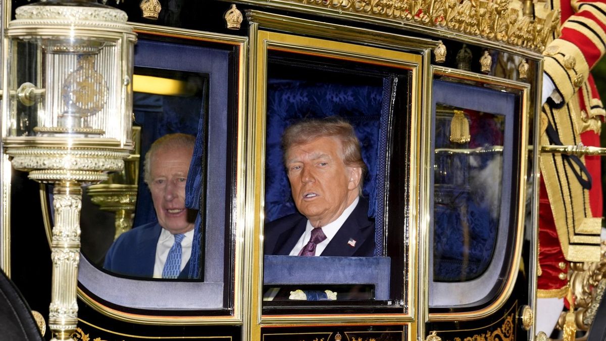 Carlos III y el presidente Donald Trump paseando en carroza por el castillo de Windsor, este miércoles.