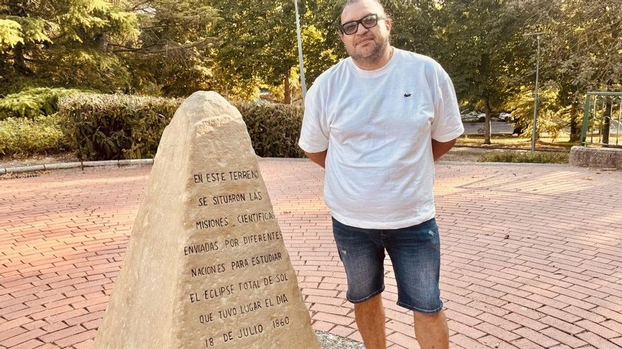 Rubén Gómez, junto al monumento en memoria de la expedición de 1860