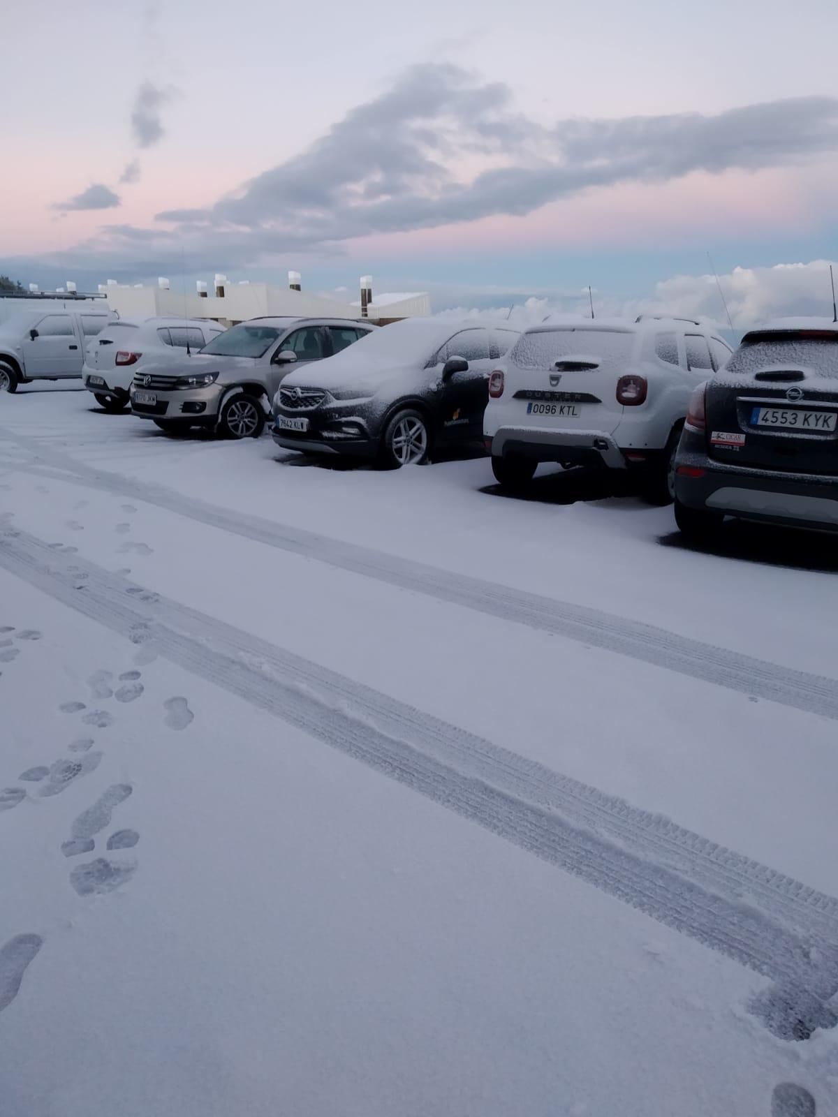 Coches cubiertos por la nieve en la Residencia del IAC. Foto: ANA BEA