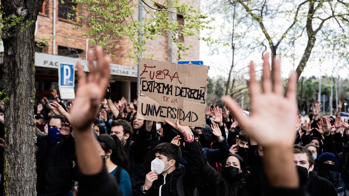 Grupo de estudiantes manifestandose a las puertas de la facultad por la llegada de Javier Ortega Smith