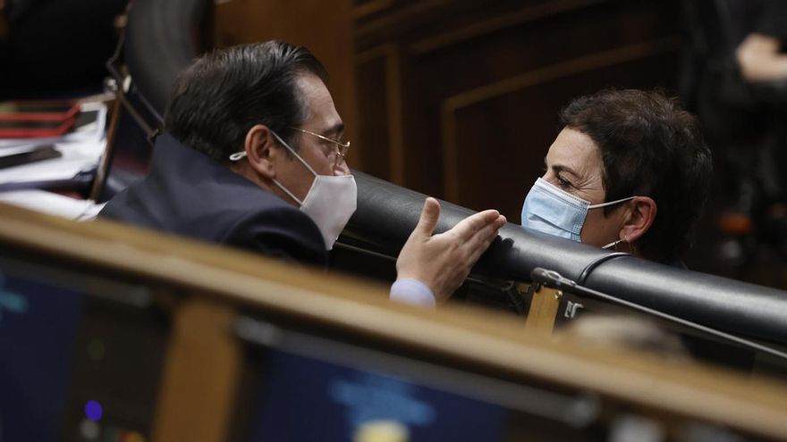 El ministro de Exteriores, José Manuel Albares conversa con la diputada de EH Bildu Mertxe Aizpurua durante la sesión plenaria en el Congreso el miércoles 2 de marzo de 2022