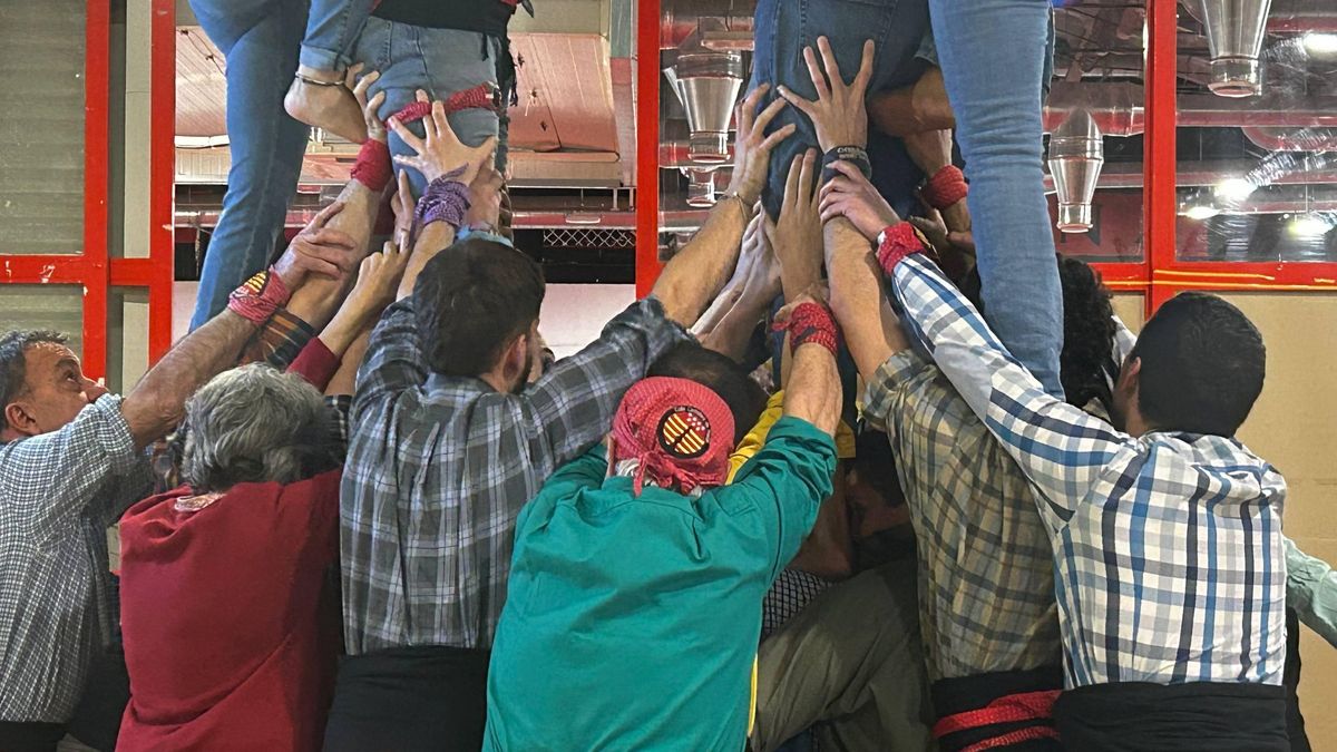 El 'castell' se sostiene desde la base, es un trabajo en equipo