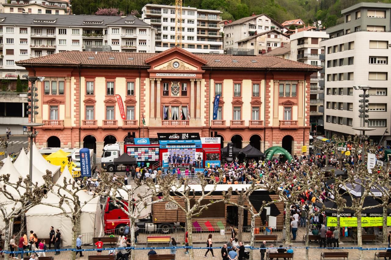 Ambiente en la plaza Unzaga de Eibar