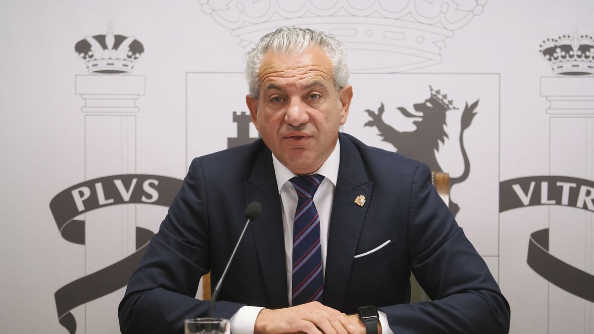 El delegado del Gobierno en Castilla y León, Nicanor Sen, presenta el informe de los medios del Gobierno de España que han participado en la extinción de los incendios durante el pasado agosto en Castilla y León y analiza la colaboración con la Junta de Castilla y León y otras administraciones en esta crisis este martes en Valladolid.