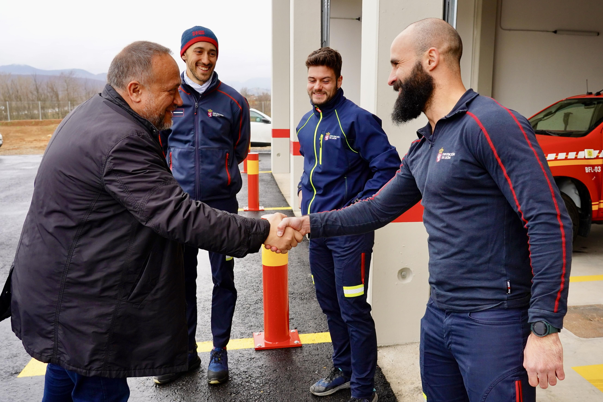 El presidente de la Diputación, Álvarez Courel, inaugurando el parque comarcal de bomberos de Cistierna.