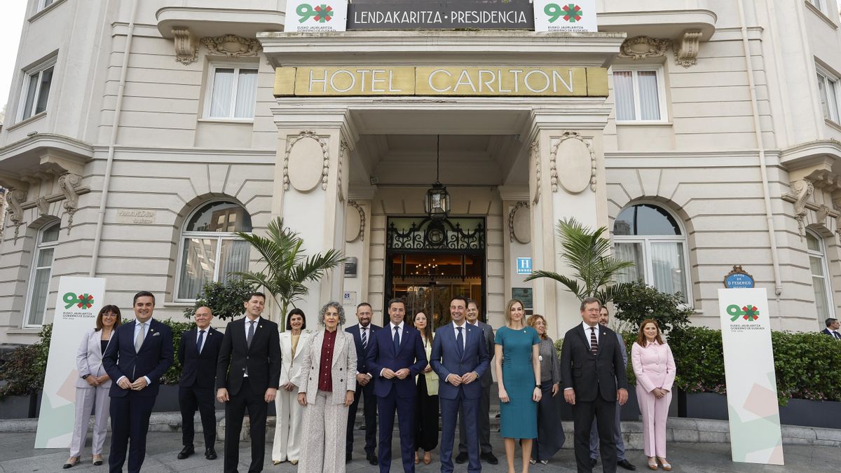 El Carlton vuelve a ser "Lendakaritza" y Pradales da inicio a un año de homenajes al Gobierno vasco de la Guerra Civil