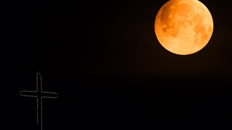 El eclipse visto desde Skopje, Macedonia.