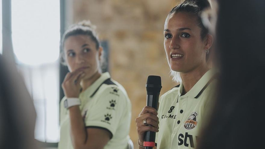 Consuelo Campoy y Cristina García, jugadoras del Roldán FSF de la Primera División de fútbol sala femenino de España, abordan los éxitos del deporte femenino en la Región