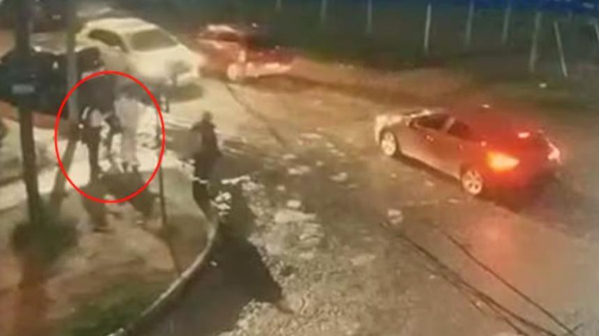 La última imagen de las tres chicas desaparecidas antes de subir a una camioneta blanca