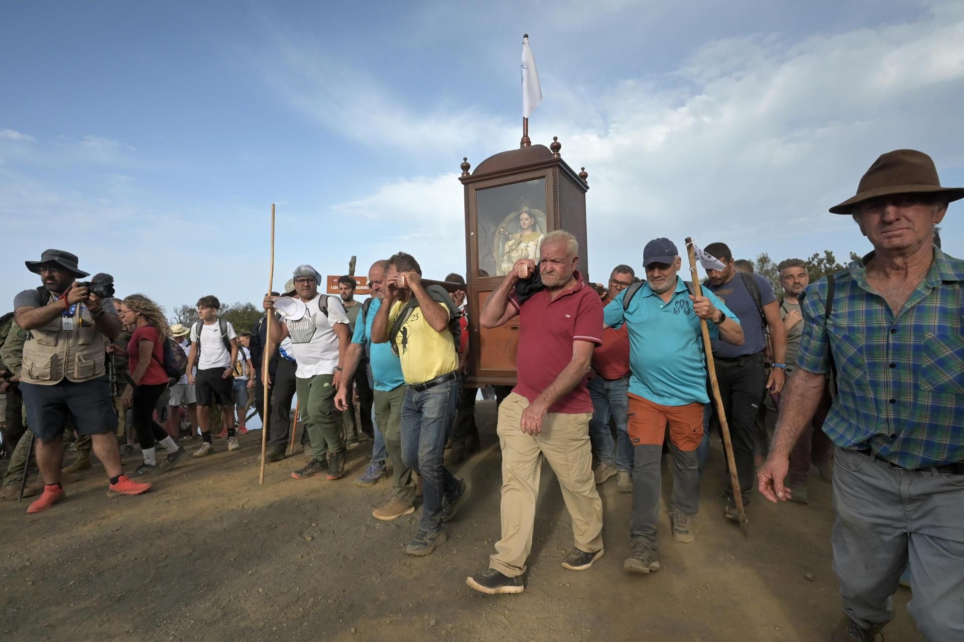 Miles de personas han participado este sábado en El Hierro en la Bajada de la Virgen de Reyes que transcurre durante 28 kilómetros desde su ermita en La Dehesa hasta Valverde, capital de la isla.