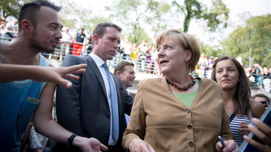 Merkel, a favor de agilizar la expulsión de solicitantes de asilo sin derecho