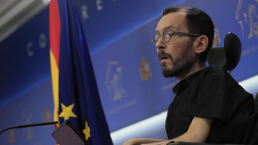 El portavoz de Unidas Podemos en el Congreso, Pablo Echenique, da una rueda de prensa en el ámbito de la Junta de Portavoces este martes en el Congreso de los Diputados. EFE/ Fernando Alvarado