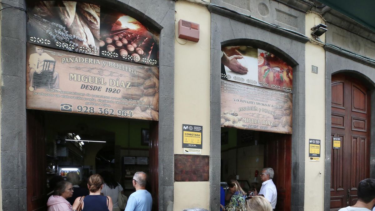Vecindad y clientela este viernes en la acera de la calle de Viera y Clavijo, a la altura del número 18, donde está ubicada la panadería Miguel Díaz.