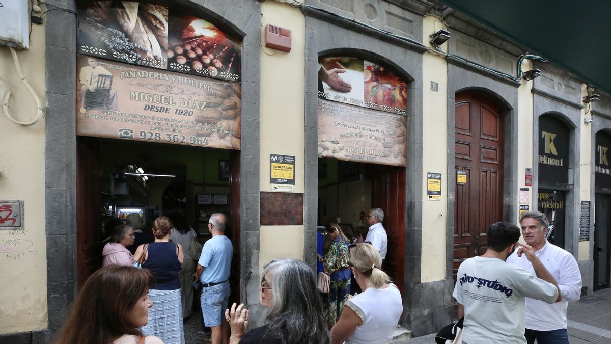 Fachada de la panadería Miguel Díaz, en Triana.