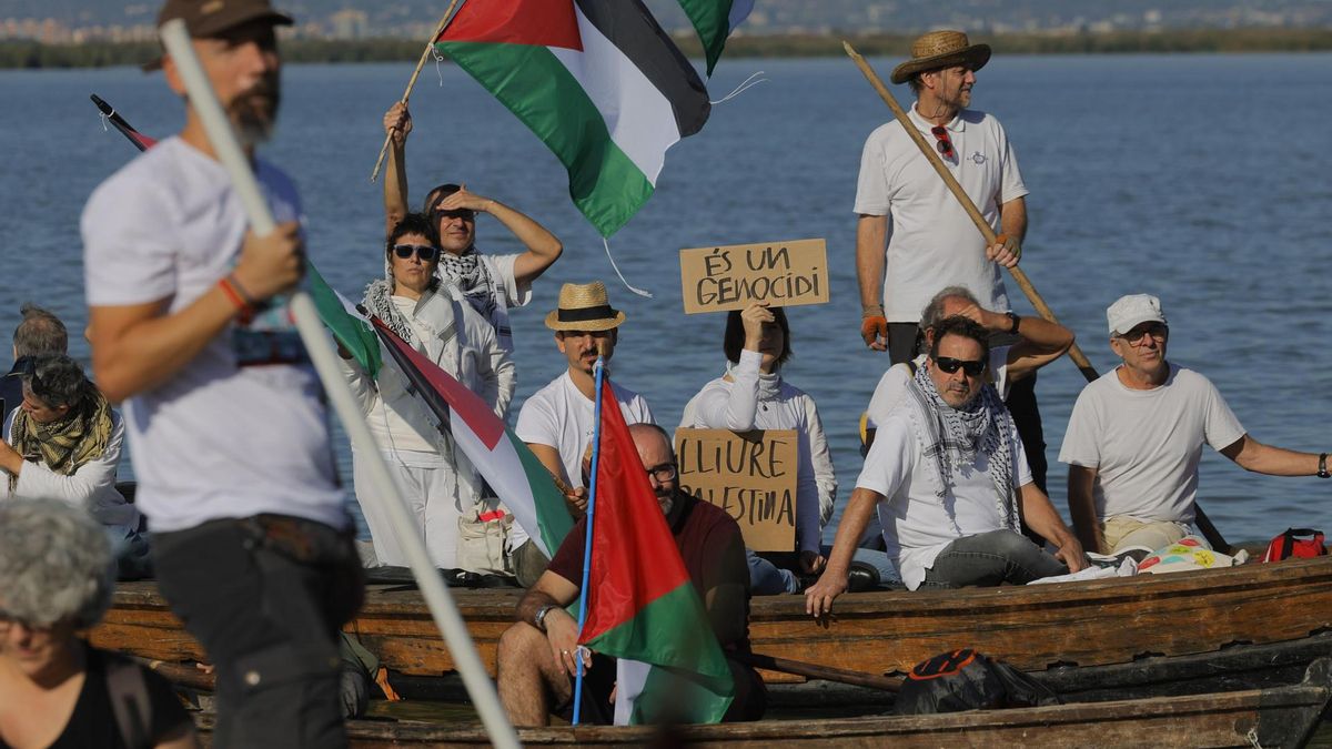 280 personas a bordo de 14 barcas recorrerán el lago en señal de hermanamiento con el pueblo palestino.