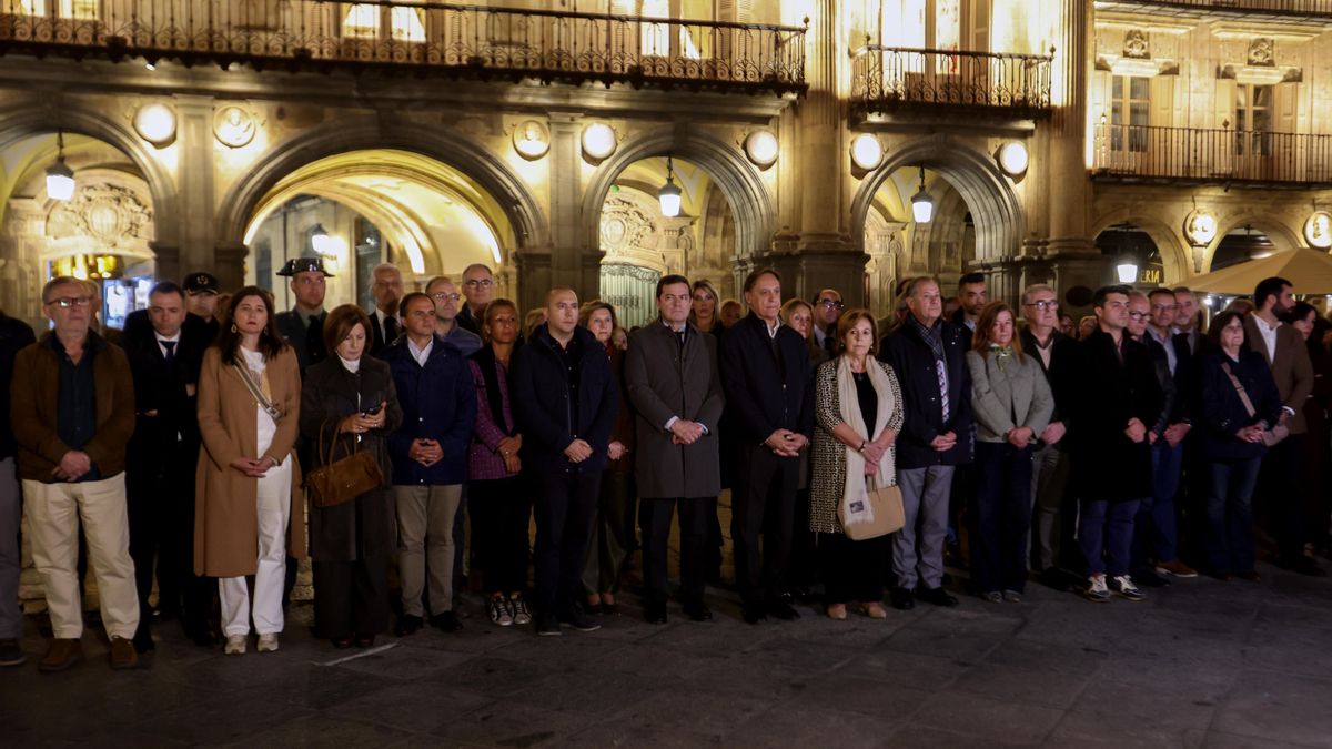 Minuto de silencio en la plaza Mayor de Salamanca.