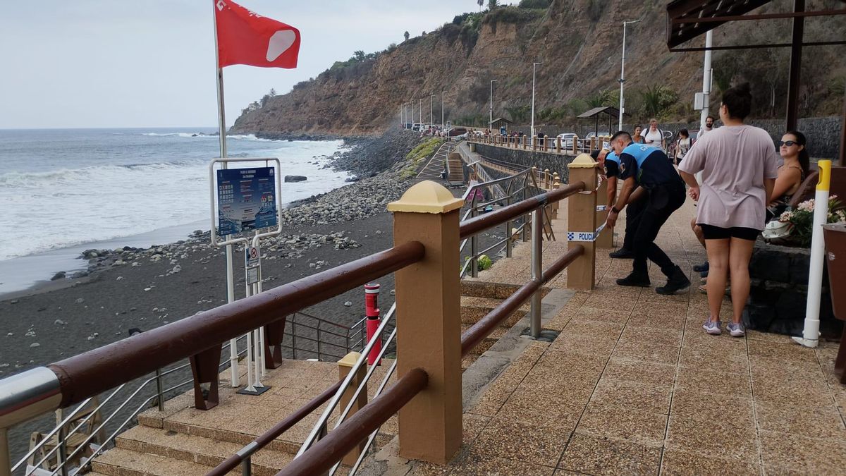 La playa de El Socorro, precintada y con bandera roja.